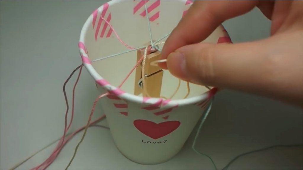君の名は でおなじみの組紐 くみひも の紙コップを使っての簡単かわいい作り方 Ayakfulのdiyアイデア