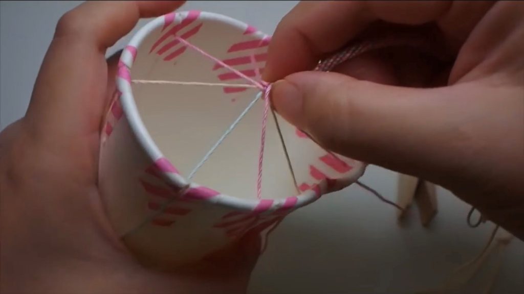 君の名は でおなじみの組紐 くみひも の紙コップを使っての簡単かわいい作り方 Ayakfulのdiyアイデア