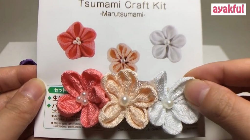 着物や浴衣などにぴったり つまみ細工で作るかんたんかわいいヘアアクセサリーの作り方をご紹介 Ayakfulのdiyアイデア 着物や浴衣などにぴったり つまみ細工で作るかんたんかわいいヘアアクセサリーの作り方をご紹介 Ayakfulのdiyアイデア