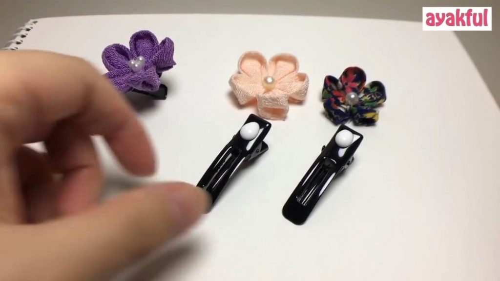 着物や浴衣などにぴったり つまみ細工で作るかんたんかわいいヘアアクセサリーの作り方をご紹介 Ayakfulのdiyアイデア 着物や浴衣などにぴったり つまみ細工で作るかんたんかわいいヘアアクセサリーの作り方をご紹介 Ayakfulのdiyアイデア