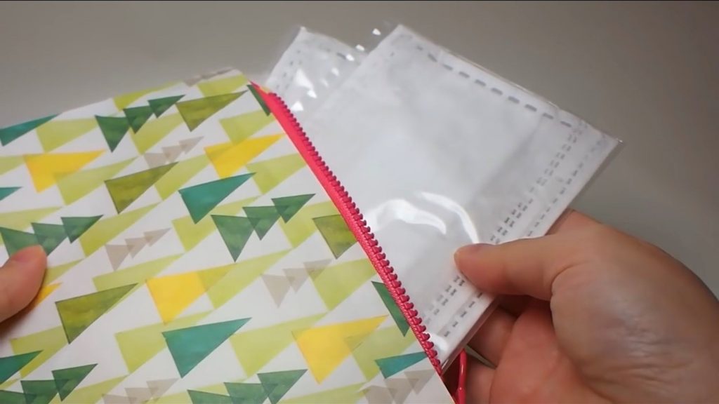 折り紙で作る 簡単マスクケースの作り方を2種ご紹介 マスクの持ち運びに Ayakfulのdiyアイデア