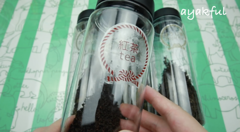 好きな柄を印刷した紙に100均の透明シールを貼って 水で紙の部分を剥がすだけの簡単diy 簡単かわいい手作りシール作り方をご紹介します 動画あります Ayakfulのdiyアイデア 好きな柄を印刷した紙に100均の透明シールを貼って 水で紙の部分を剥がすだけの簡単diy 簡単かわいい手作りシール作り方をご紹介します 動画あります Ayakfulのdiyアイデア